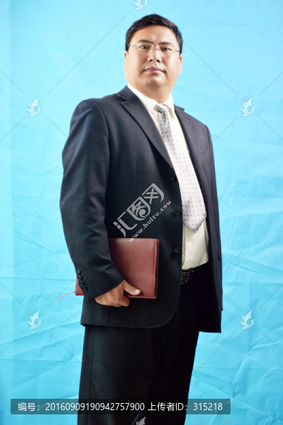 帶筆記本的男人