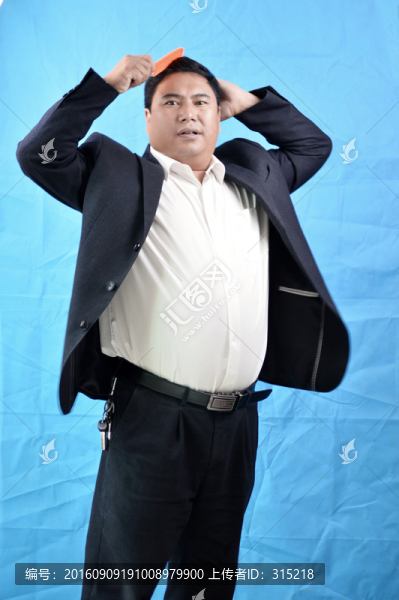梳頭的男人