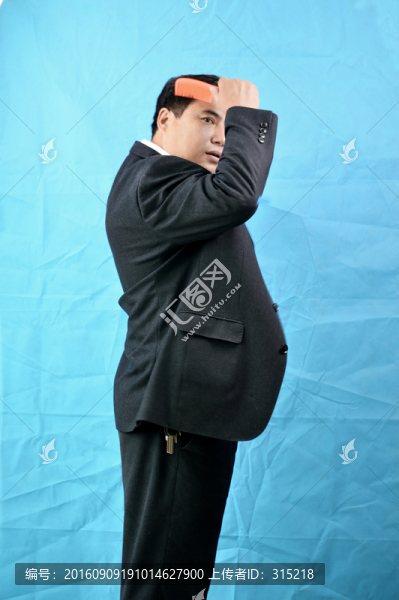 梳頭的男人