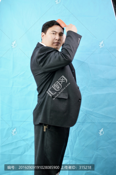 梳頭的男人