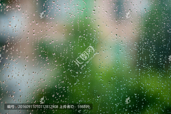玻璃上的雨滴