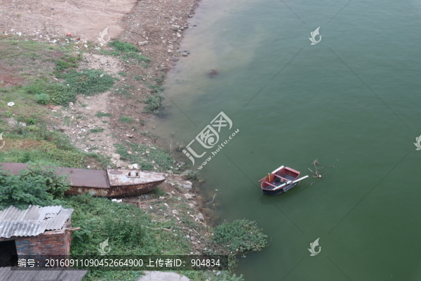 江邊小船