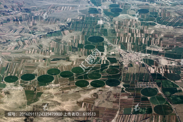 空中俯瞰圓形灌溉農(nóng)田