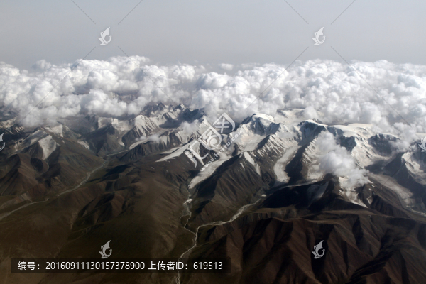 云端俯瞰積雪山頂