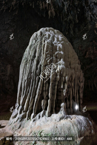 廣西巴馬百魔洞石筍