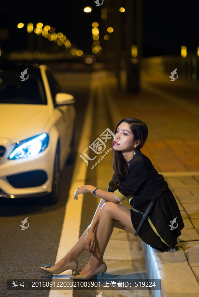 路邊坐著的女孩