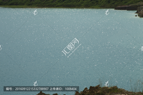 波光粼粼的湖面
