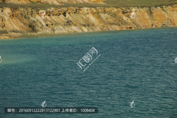 露天礦波光粼粼的湖面水面素材