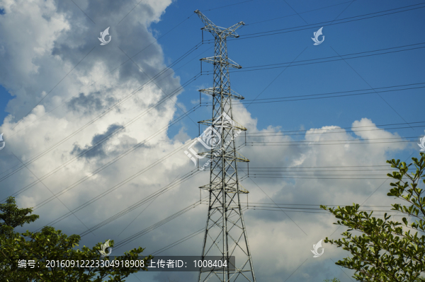藍(lán)天白云下的高壓輸電線背景