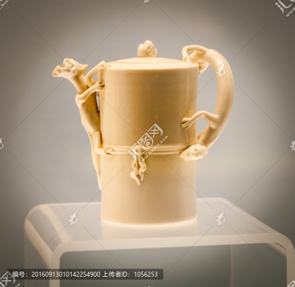 白瓷茶壺