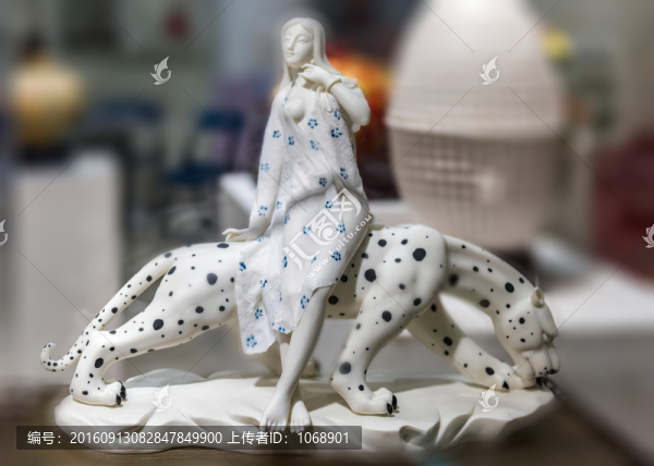 美女與豹陶瓷擺件