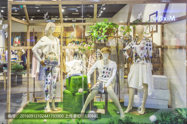 女裝專賣店櫥窗