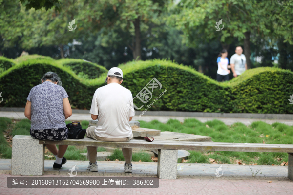 老伴倆背影