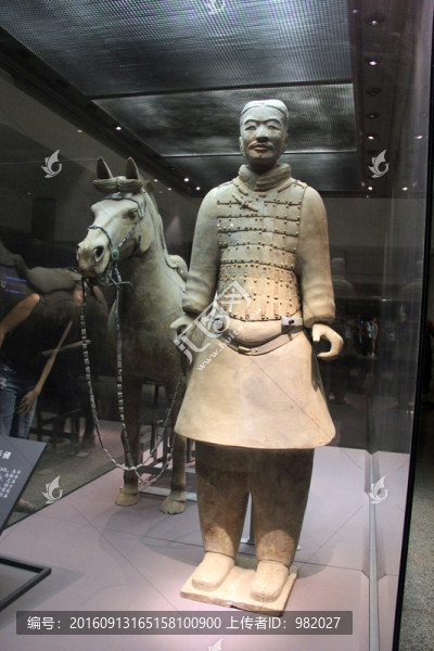 鞍馬騎兵俑
