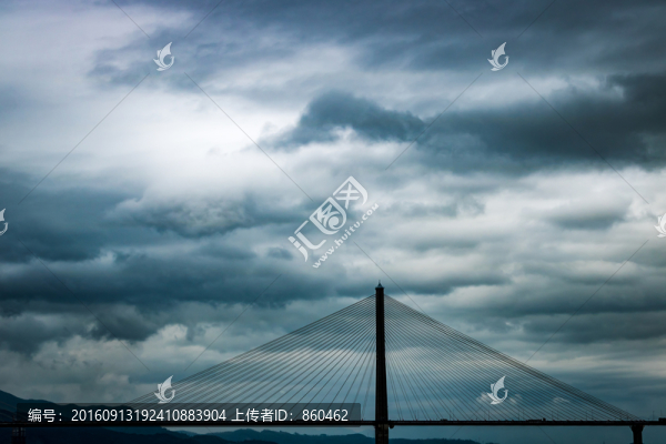 烏云下的大橋