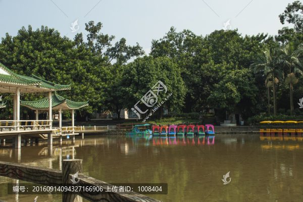 藍(lán)天白云下的園林景觀湖泊風(fēng)光