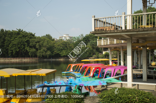 湖泊上的游艇游船