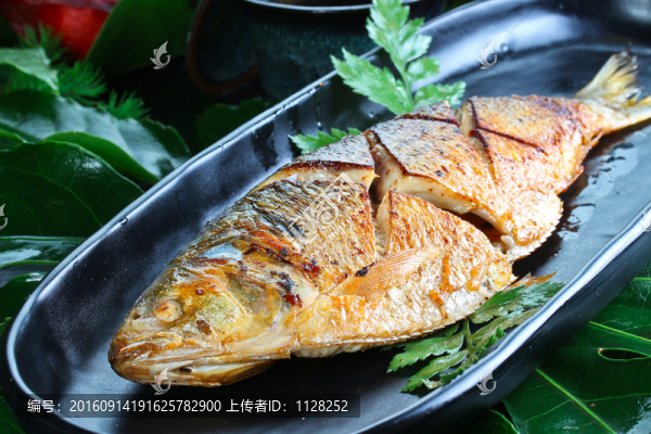煎鯪鯽魚(yú)