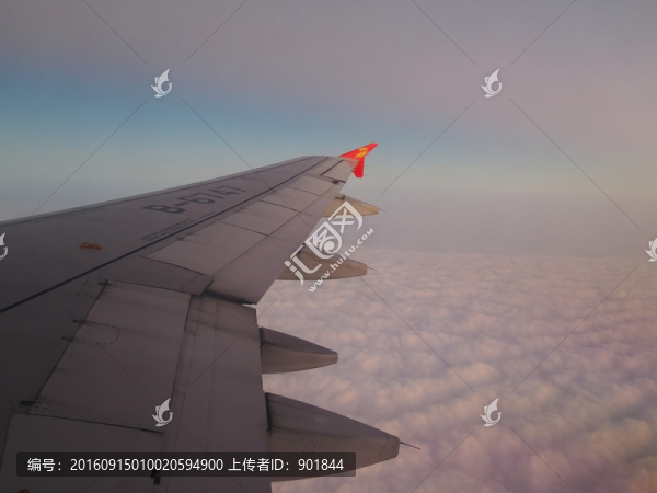 飛機(jī)在空中飛行