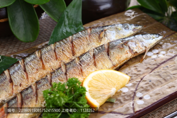 煎秋刀魚