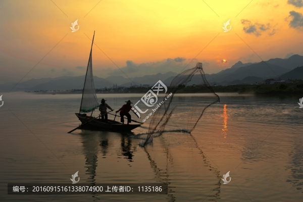 夕陽(yáng)下的捕魚(yú)人