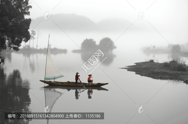小船兒蕩漾在水中