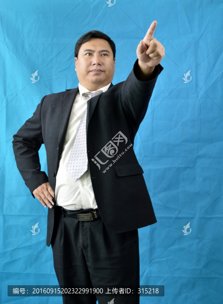 用手指的男人