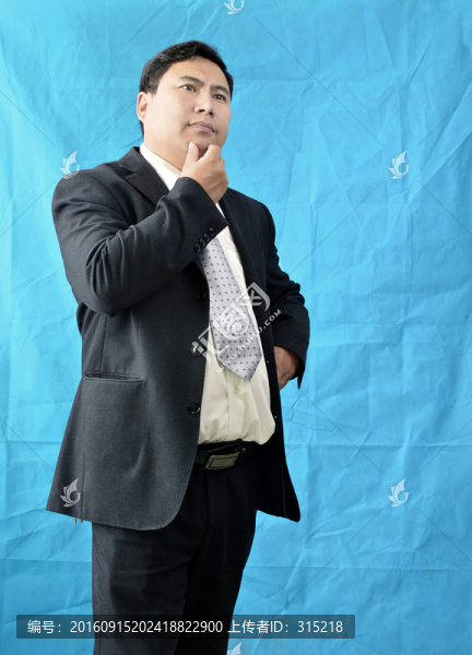 摸胡子的男人