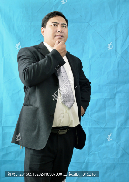 摸胡子的男人
