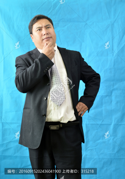 摸胡子的男人