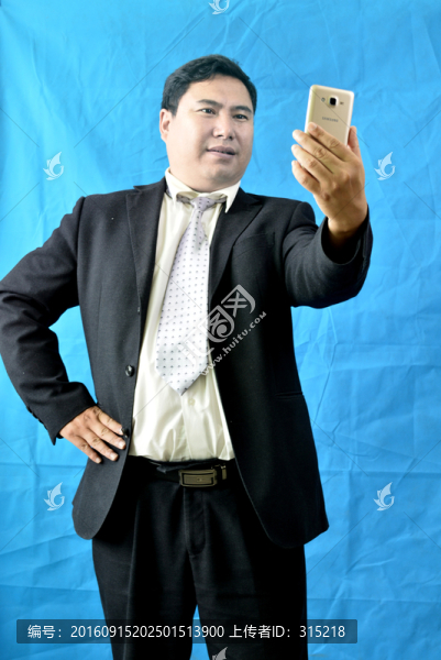 玩自拍的男人