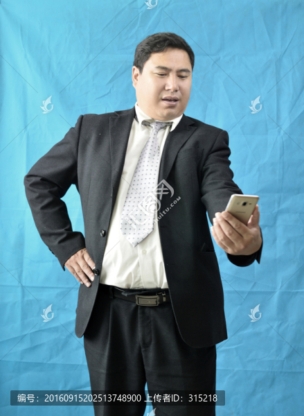 玩自拍的男人