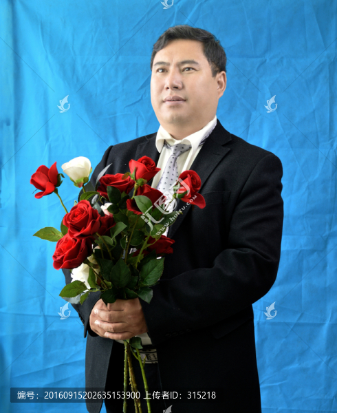 手持玫瑰的男人