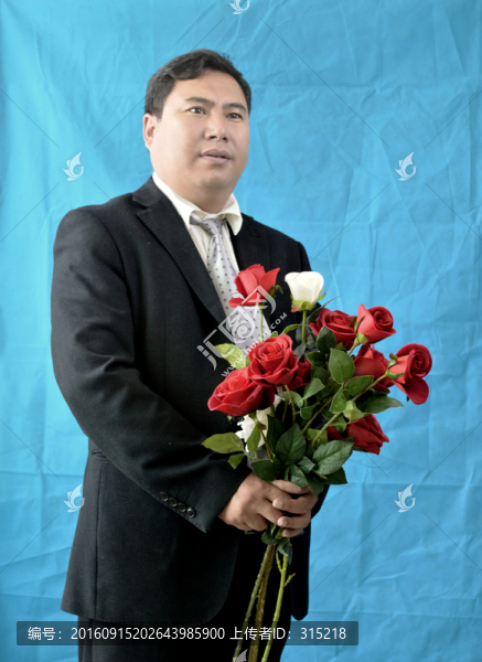 手持玫瑰的男人