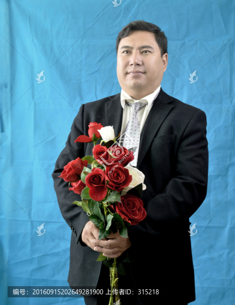 手持玫瑰的男人