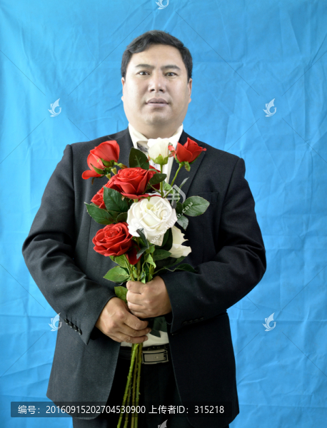 手持玫瑰的男人