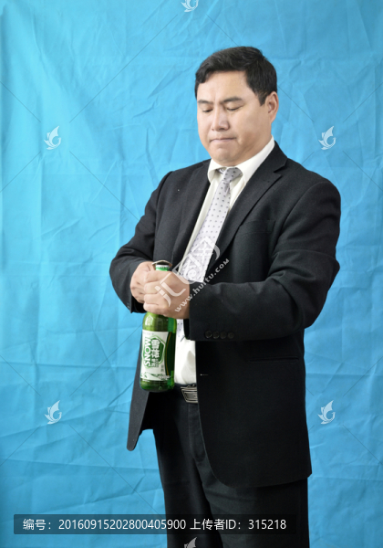 開啤酒的男人