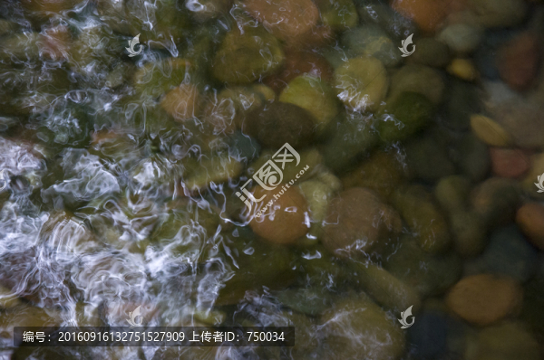水中鵝卵石