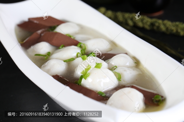 鴨血燴魚丸
