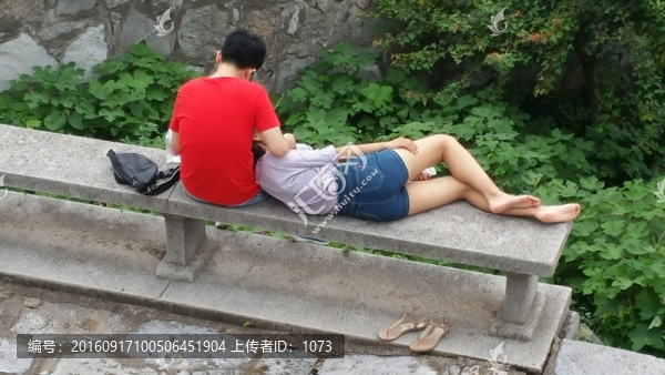 青年情侶