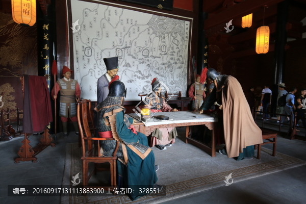 將軍與謀士商議抗倭殺敵雕像