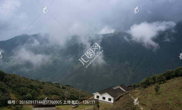 大霧中的轎子山