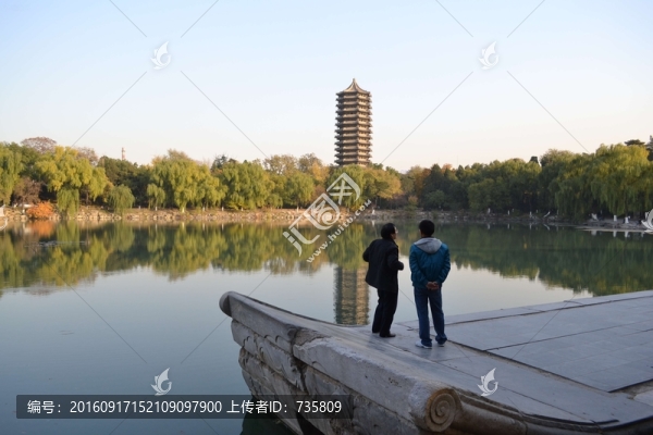 湖邊背影