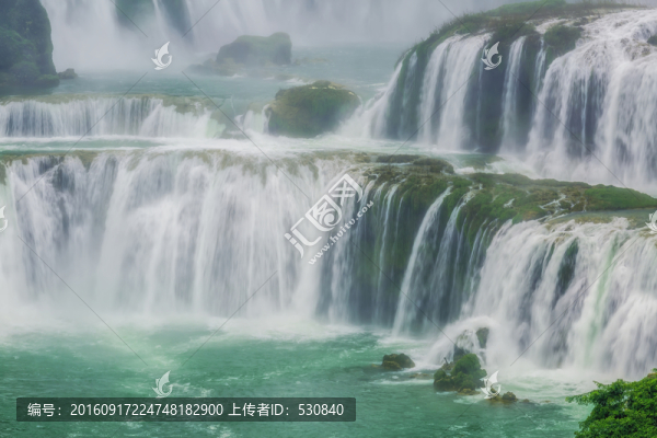 山水瀑布