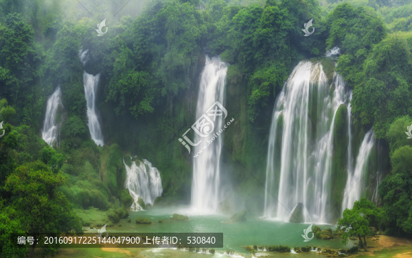 山水瀑布