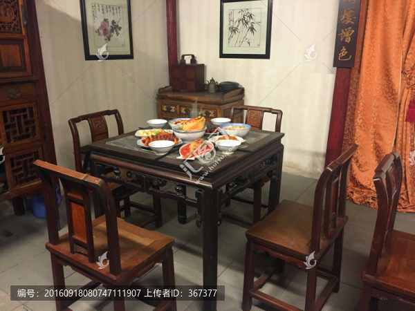 酒樓餐桌
