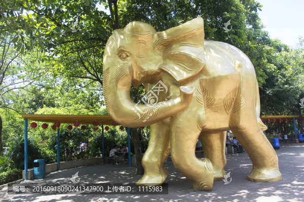金色大象雕塑
