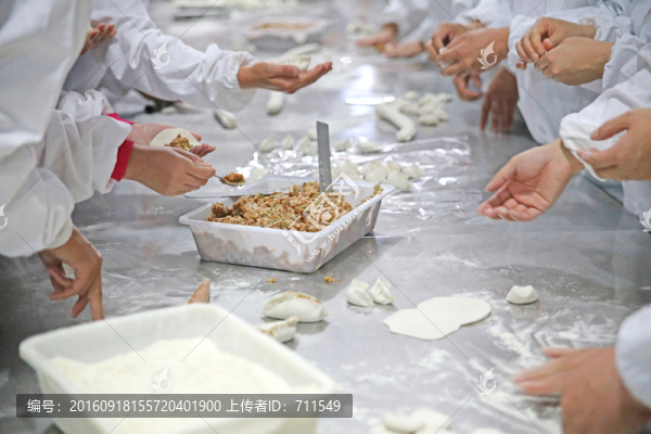 食品廠包餃子