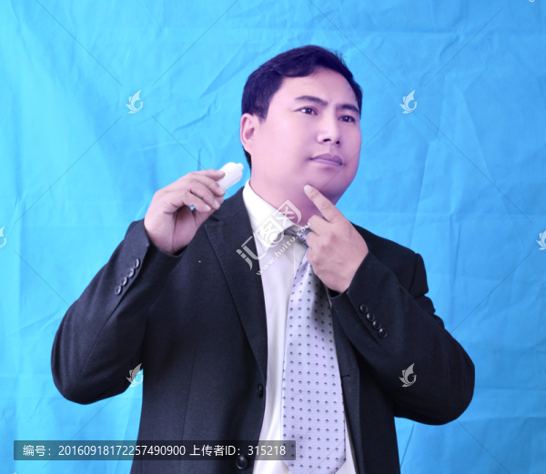 化妝的男人
