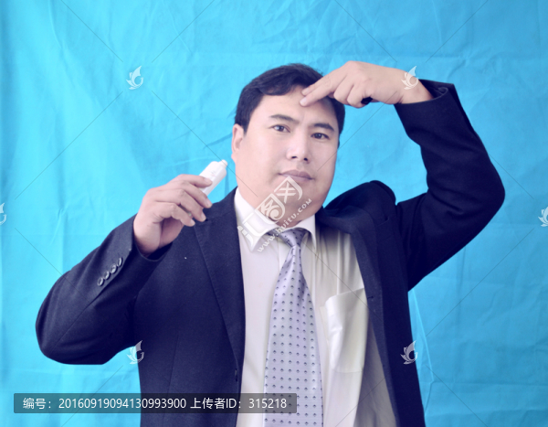 化妝的男人